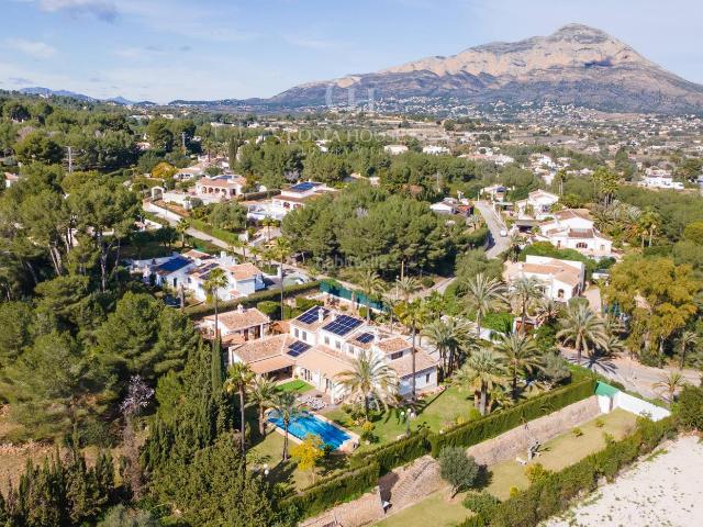 Chalet en venta en Xàbia, Partida Comunes Adsubia. VILLA ALMENDRA ELEGANCIA MEDITERRÁNEA ENTRE PALMERAS Y JARDINES EN LA LLUCA, JÁVEA. Chalets.