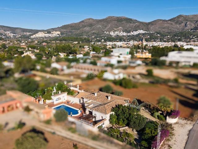 Chalet en venta en Xaló. Villa de estilo mediterráneo en venta en Jalón con piscina privada y potencial de inversión. Chalets.