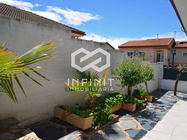 Chalet en venta en Yebes, Yebes Pueblo. La tranquilidad de Yebes con el espacio y comodidad que siempre soñaste. Un chalet para disfrutar. Chalets.