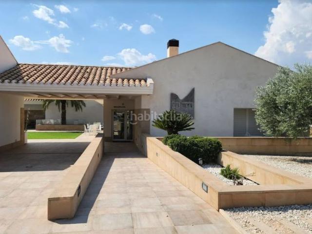 Chalet en venta en Yecla. Hotel boutique, bodega y viñedos. Chalets.