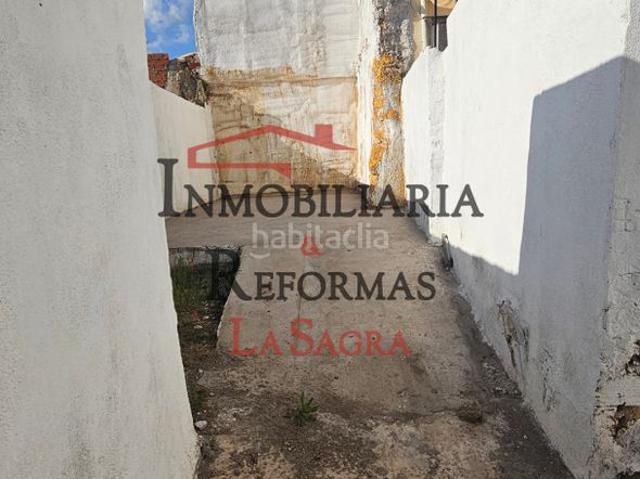 Chalet en venta en Yuncler. Vivienda de Esquina Independiente con Terreno en Yuncler. Chalets.