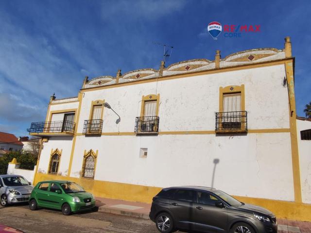 Chalet en venta en Zafra. Amplia Parcela Edificable con Potencial Comercial y Residencial. Chalets.