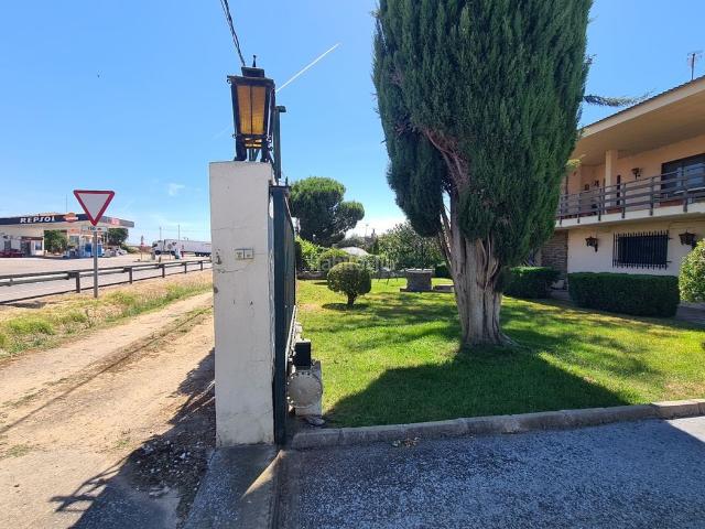 Chalet en venta en Zamora, Área Rural. ¡Oportunidad Única en Zamora! Espectacular Chalet con Piscina, Gran Nave y Rentabilidad Garantizada. Chalets.