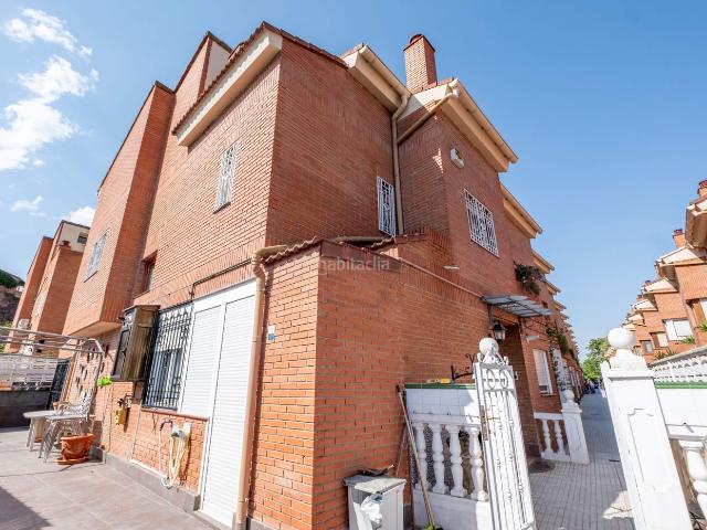 Chalet en venta en Zaragoza, Ruiseñores. Adosado en venta en Ruiseñores, Urbanización Las Adelfas. Chalets.