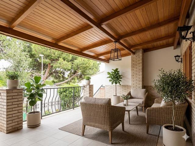 Chalet en venta en Zaragoza, Torrero. Chalet Exclusivo en Torrero con Gran Amplitud. Chalets.