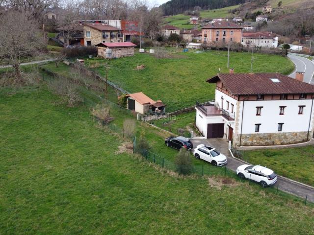 Chalet en venta en Zeberio. Magnífica vivienda independiente con jardín. Chalets.