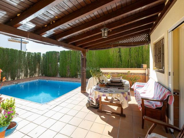 Chalet en venta en Zubia La, La Zubia Ciudad. Descubre este espectacular chalet independiente ubicado en la codiciada zona de La Zubia, cerca del instituto Trevenque. Con una s. Chalets Zubia.