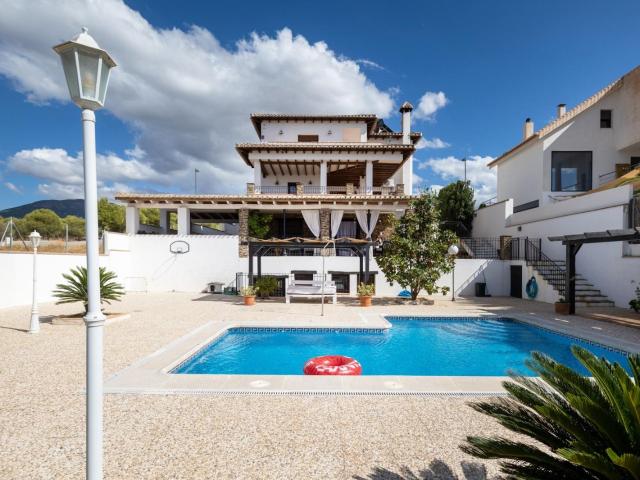 Chalet en venta. La Zubia