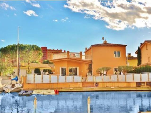 Chalet en venta. ROSES