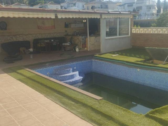 Chalet en venta Torrox costa con 3 dormitorios, piscina y garaje