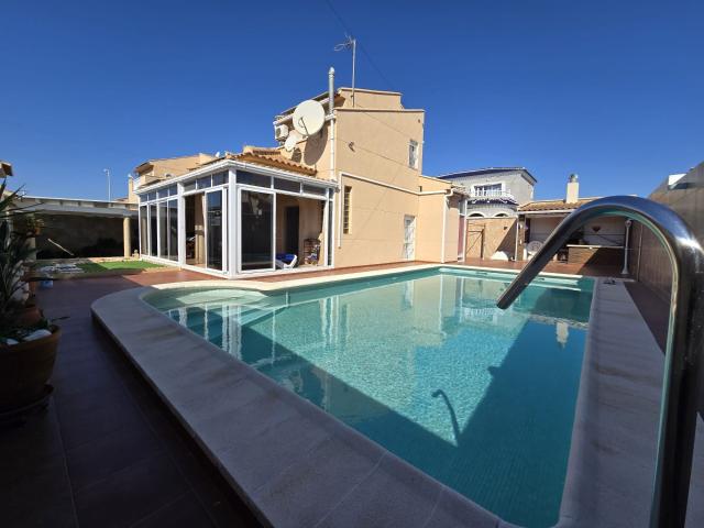 Chalet en venta. TORREVIEJA