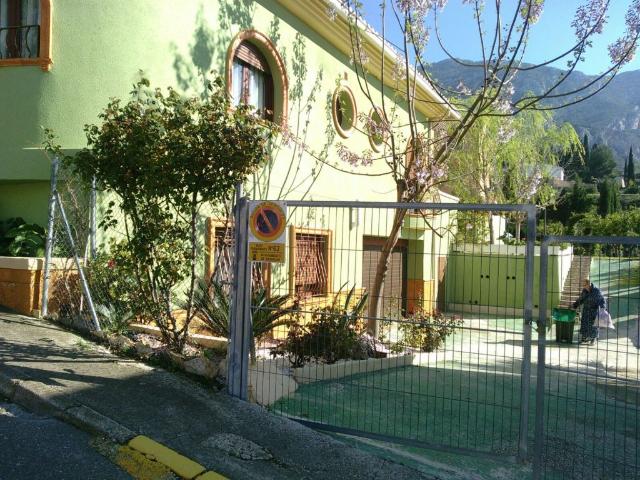 chalet estupendo,con todos los servicios a mano.estupendo para entrar a vivir,amueblado