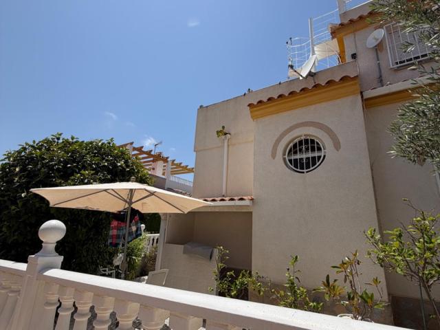 Chalet Esquina con Vistas al Mar, Amplia Parcela y Gran Potencial – ¡Solo 186.300 €!
