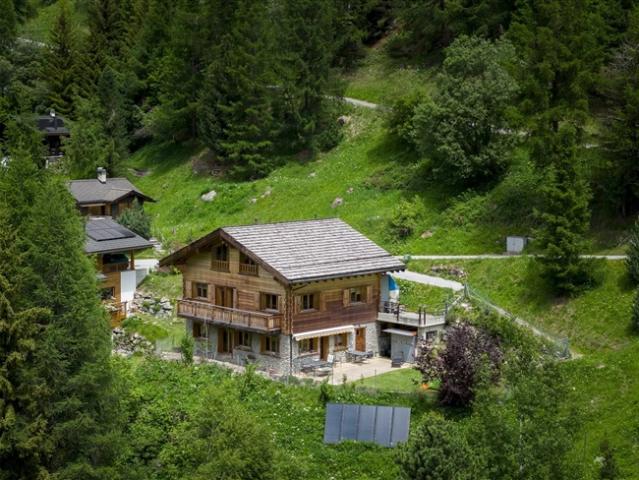 Chalet Evêque – Ein sonnenbeschienener Hafen mit Blick auf die Gipfel