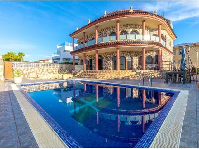 Chalet exclusivo a 150m de la playa de la Zenia