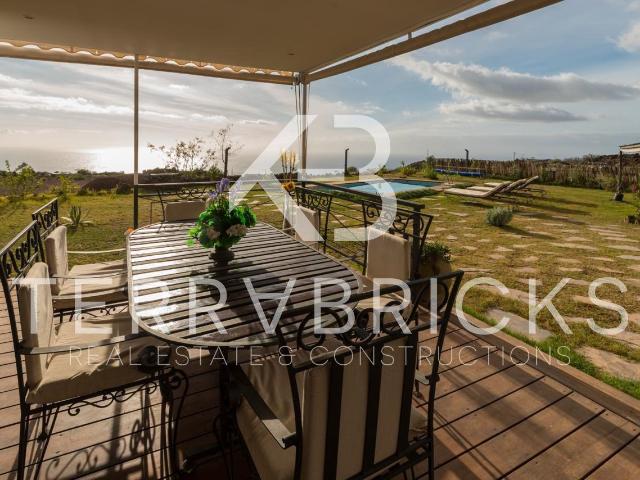Chalet exclusivo con cabaña independiente, piscina y vistas panorámicas al mar y la montaña en Guía de Isora