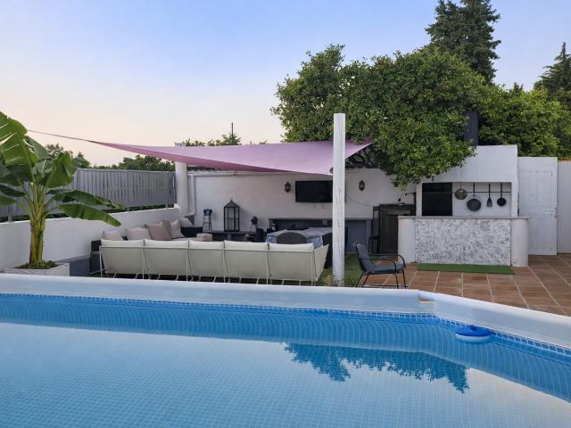 Chalet Exclusivo con Gran Parcela y Piscina Privada en San Pedro de Alcántara, Málaga