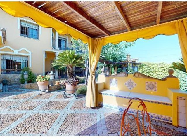 Chalet exclusivo con piscina, jardín y 407 m2 construidos a 9 km de Córdoba