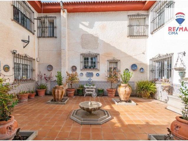 CHALET EXCLUSIVO EN OTURA URBANIZACION LOS ALIJARES CON PARCELA DE 3.748 M2