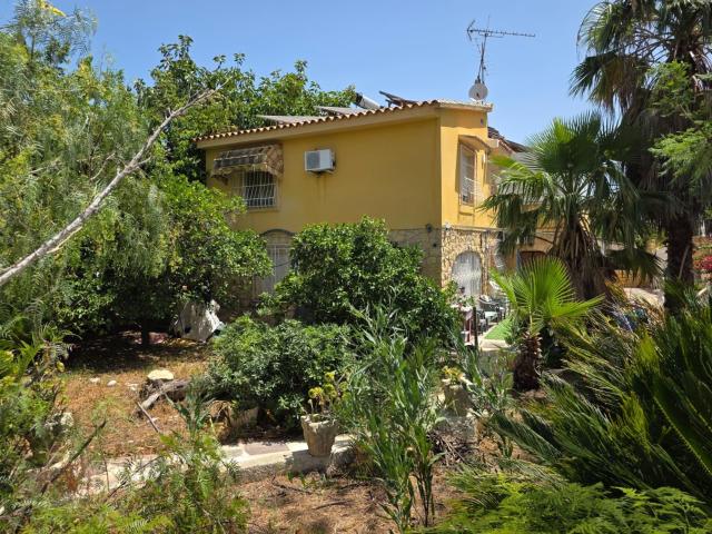Chalet Exclusivo en La Nucía con Amplio Terreno y Posibilidades de Reforma €900,000