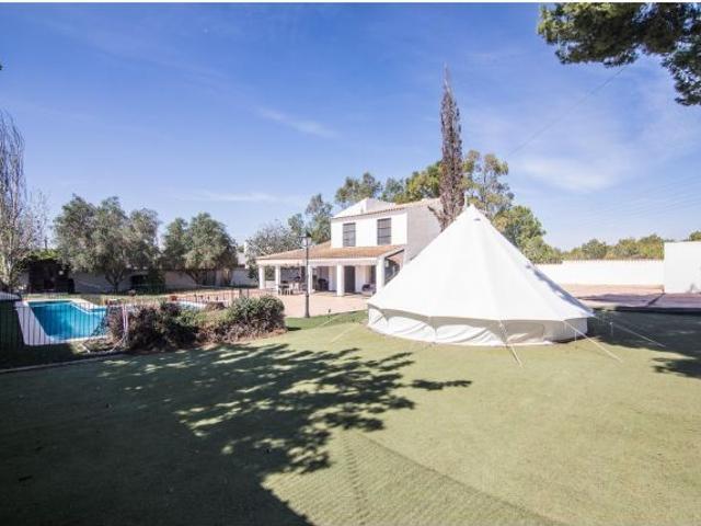 Chalet Exclusivo en Pueblo Levantino: Alquiler con Opcion a Compra o Venta Directa
