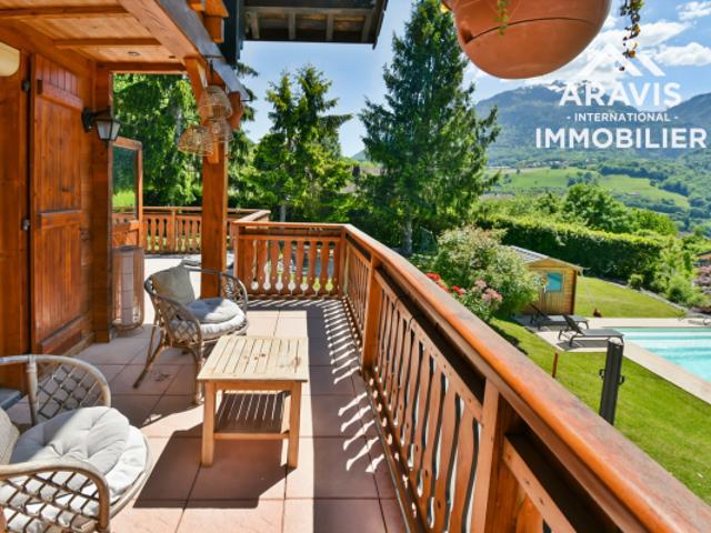 Chalet familial avec vue dégagée et piscine