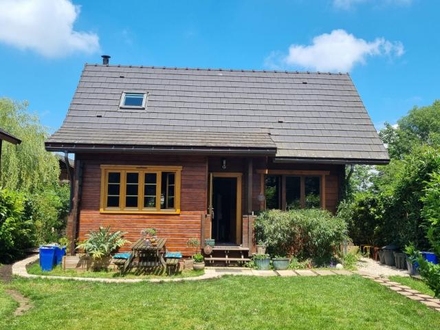 Chalet familial avec jardin arboré dans un environnement privilégié
