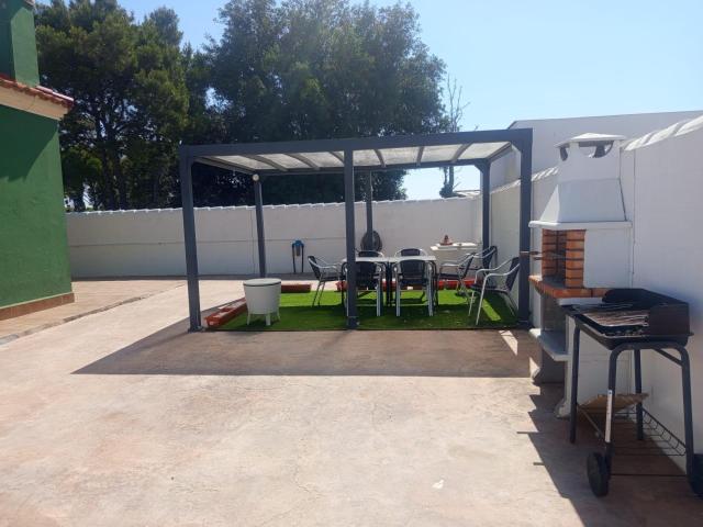 CHALET HIPOTECABLE CON PISCINA EN PARCELA DE 500M2 EN PAGO DEL HUMO CHICLANA