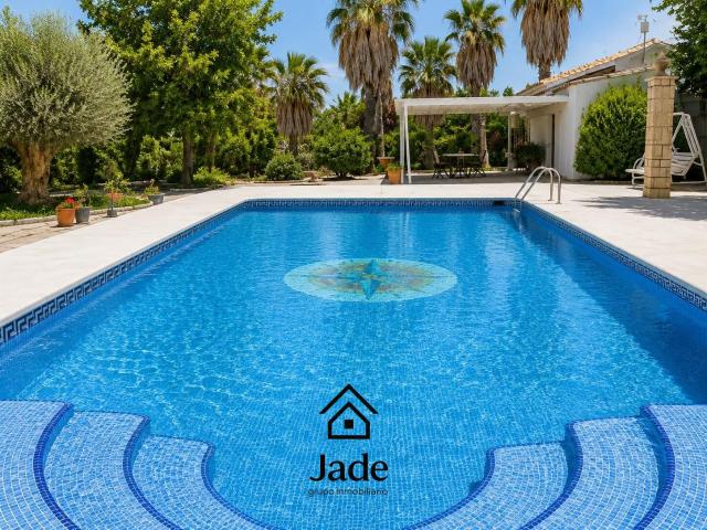 Chalet HIPOTECABLE en Los Algarbes La Carlota | 3.500 m2 de parcela, piscina y agua de red