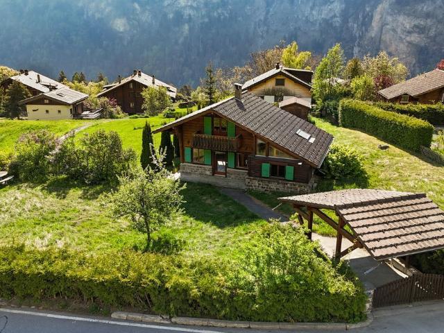 Chalet im Herzen der Marécottes, in unmittelbarer Nähe der Station mit grossem Grundstück