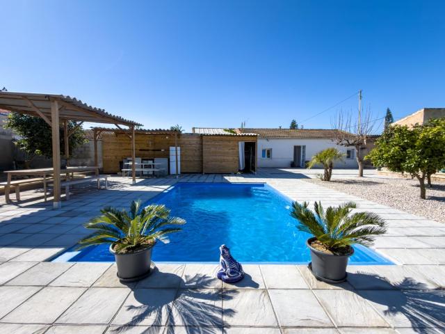 Chalet independiente totalmente reformado con gran parcela, piscina privada y zona exterior en Los Montesinos