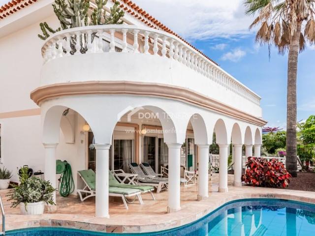 Chalet Independiente con 3 dormitorios en Chayofa en venta 314m² Arona