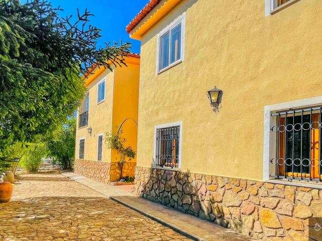Chalet independiente con 2 viviendas, terraza acristalada y garaje, muy cerca de Ayora Valencia