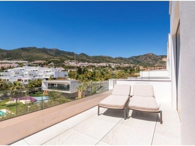 Chalet independiente con 4 dormitorios y 2 garajes en Benalmádena pueblo