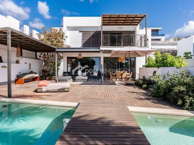 Chalet Independiente con 5 dormitorios en El Madroñal en ven. 550m² Adeje