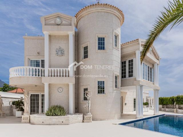 CHALET INDEPENDIENTE con 6 dormitorios en La Caleta en venta 554m² Adeje