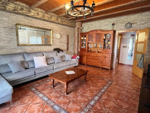 Chalet independiente con casa de invitados y parcela privada en Aljucer. Ideal para familias o inversión