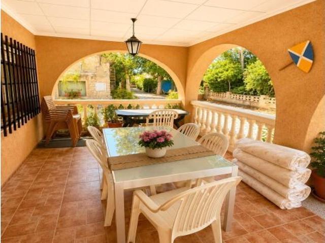 Chalet independiente con amplia parcela privada, garaje, almacén y gran zona de ocio en Mutxamel