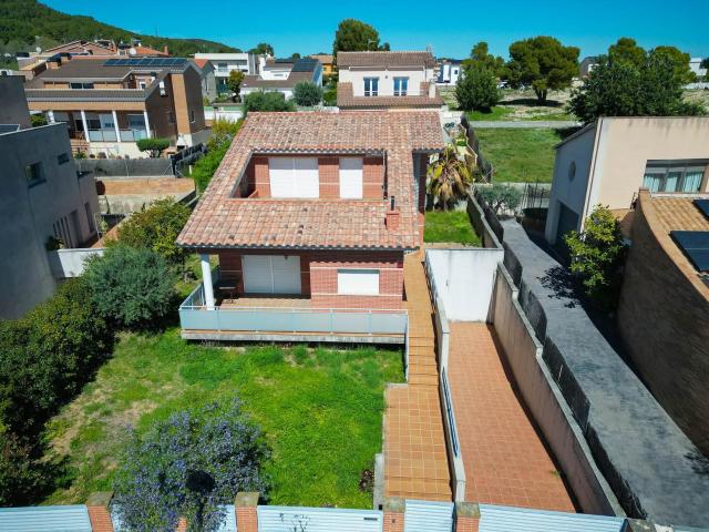 Chalet independiente con gran terraza en Calafell