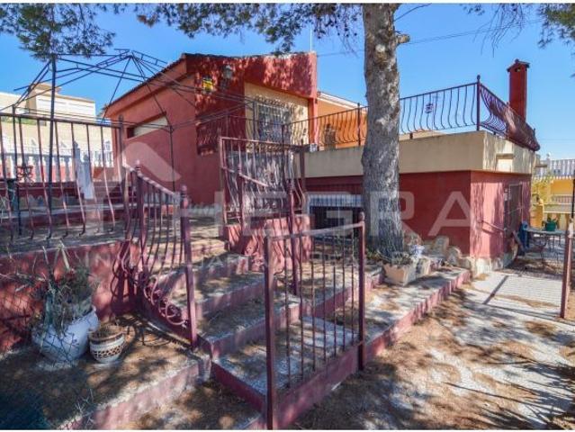 Chalet independiente con gran parcela de 800m2 y piscina privada en Los Balcones, Torrevieja – Ideal