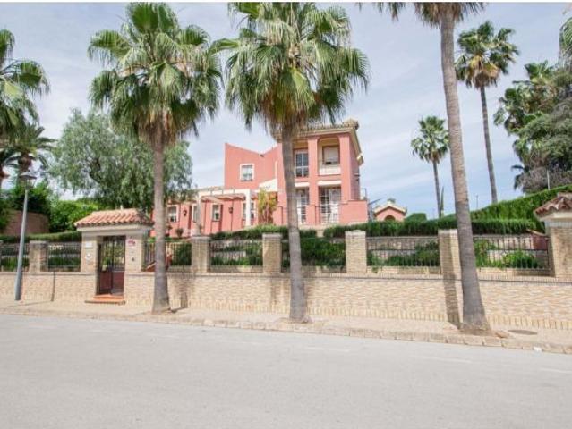 Chalet independiente con gran parcela en la exclusiva urbanización Torrequinto