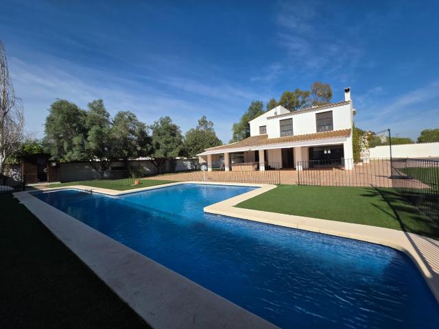 CHALET INDEPENDIENTE CON GRAN PARCELA EN SANTA POLA