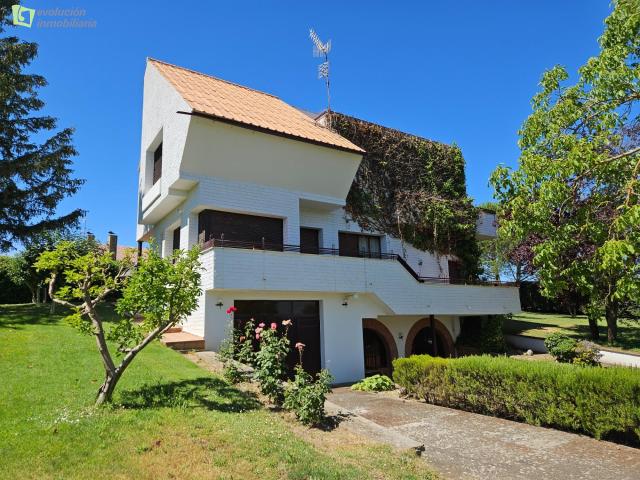 Chalet independiente con gran parcela en Urbanización Valjunco Valencia de Don Juan, León