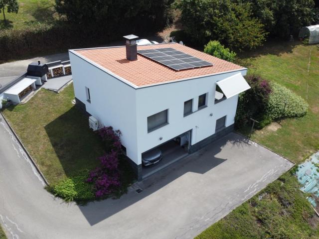 Chalét independiente con dos fincas, aerotermia y paneles solares en Siero
