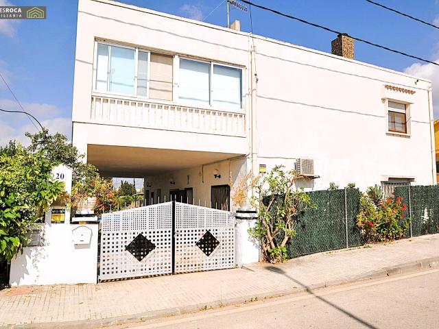 Chalet independiente con dos viviendas en una amplia parcela de 783 m2