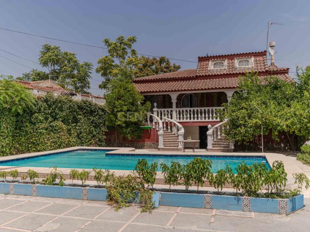 CHALET INDEPENDIENTE CON DOS VIVIENDAS, PISCINA Y HUERTO EN CERRO MOLINA, A 10 MINUTOS DE JAÉN CAPITAL