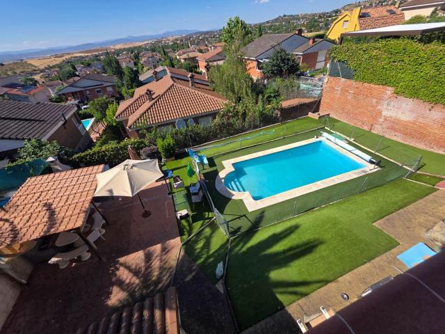 Chalet independiente con dos viviendas, piscina y placas solares en El Coto