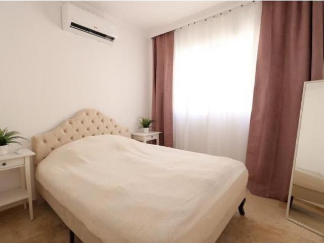 Chalet independiente con orientación sur, 3 dormitorios, 3 terrazas y piscina comunitaria – Villamar