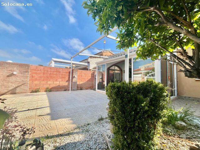 Chalet independiente con solárium y posibilidad de piscina privada en Las Mimosas – Orihuela Costa