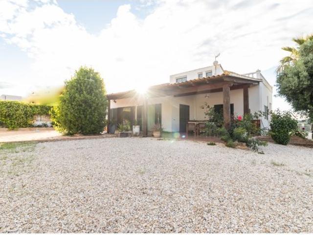 Chalet independiente con parcela y piscina en Calasparra